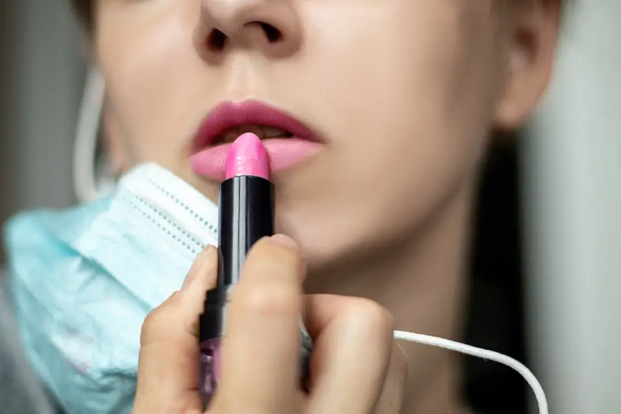 Our Favorite Mask-Friendly Makeup Tips